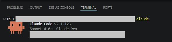 VS CodeのターミナルでClaude Codeを起動している様子